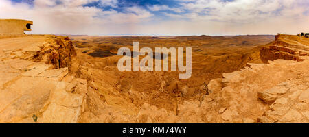 Vue panoramique du cratère de ramon parc national en Israël. Banque D'Images