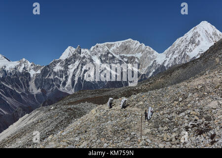 Porteurs transportant d'énormes charges jusqu'au larkya la, manaslu trek circuit, Népal Banque D'Images