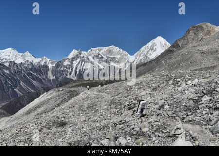 Porteurs transportant d'énormes charges jusqu'au larkya la, manaslu trek circuit, Népal Banque D'Images