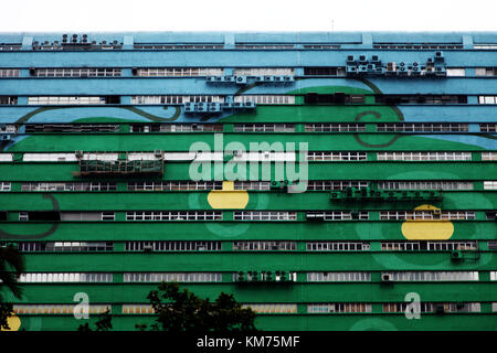 façade d'un bâtiment à hong kong dans un cadre verdoyant et bleu Banque D'Images