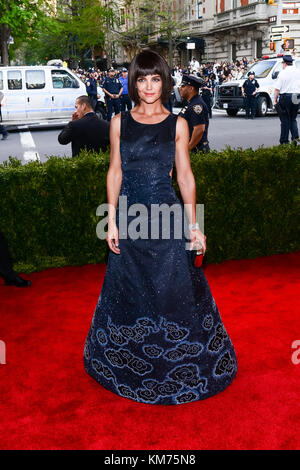 NEW YORK, NY - 04 MAI : Katie Holmes assiste à la "Chine : Through The Looking Glass' Costume Institute Gala bénéfice au Metropolitan Museum of Art le 4 mai 2015 à New York. People : Katie Holmes Banque D'Images