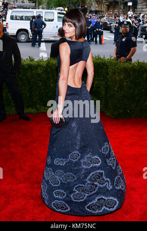 NEW YORK, NY - 04 MAI : Katie Holmes assiste à la "Chine : Through The Looking Glass' Costume Institute Gala bénéfice au Metropolitan Museum of Art le 4 mai 2015 à New York. People : Katie Holmes Banque D'Images