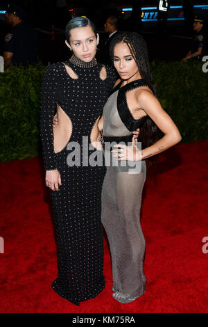 NEW YORK, NY - 04 MAI : Miley Cyrus, Zoe Kravitz fréquente l 'China : Through The Looking Glass' Costume Institute Gala bénéfice au Metropolitan Museum of Art le 4 mai 2015 à New York. People : Miley Cyrus, Zoe Kravitz Banque D'Images