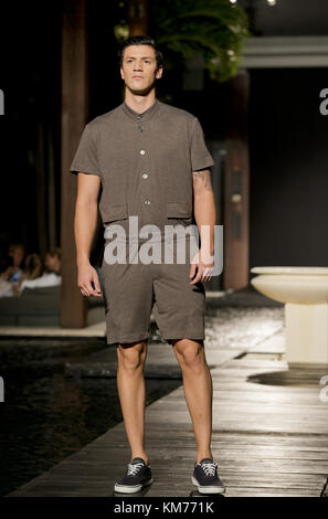 MIAMI BEACH, FL - Novembre 04 : un modèle présente une création de Etnos menswear designer de mode pendant la semaine à l'Funkshion Miami The Setai hotel, le 4 novembre 2015 à Miami Beach, Floride. Personnes : Modèle Etnos Banque D'Images