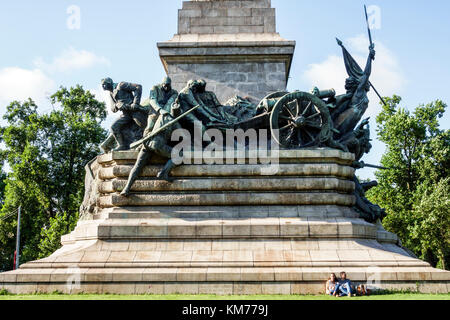 Porto Portugal,Rotunda Boavista,Praca Mouzinho de Albuquerque,rond-point,parc,Peninsular War Heroes Monument,sculpture,Alves de Sousa,couple,sittin Banque D'Images