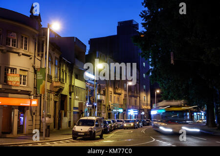 Porto Portugal,Rotunda Boavista,Praca Mouzinho de Albuquerque,rond-point,circulation,voiture,crépuscule,mouvement,appartements résidentiels,nuit soir,HISP Banque D'Images