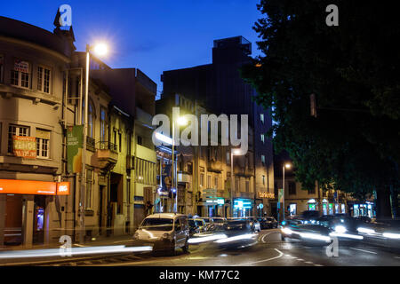 Porto Portugal,Rotunda Boavista,Praca Mouzinho de Albuquerque,rond-point,circulation,voitures,crépuscule,mouvement,traînées légères,immeubles résidentiels Banque D'Images