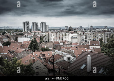 Vue sur le vieux quartier zemun avec les bâtiments modernes sur l'arrière-plan. Belgrade, Serbie. Banque D'Images