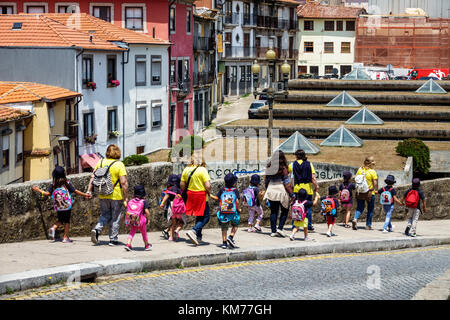 Porto Portugal,Baixa,immeuble résidentiel,ville horizon paysage urbain,toits,adultes femme femme femme femme,garçon garçons,enfant enfant enfant enfant Banque D'Images