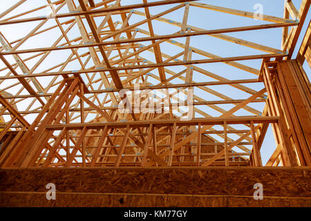 Toit en bois, construction de maison, photo symbolique de la construction, et le financement de la chambre Banque D'Images