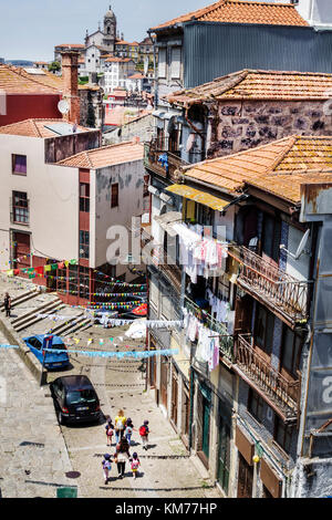 Porto Portugal,Baixa,immeuble résidentiel,horizon de la ville,toits,carreaux de céramique,centre historique,bâtiments,rue,balcon,vue sur le dessus,vêtements Banque D'Images