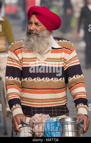 Portrait de punjabi sikh avec barbe blanche et turban riding bicycle in amrtisar, Punjab Banque D'Images