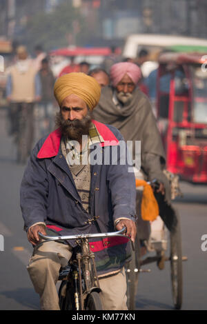 Portrait de l'environnement de l'homme sikh punjabi avec barbe et turban, équitation, location à Amritsar, Punjab Banque D'Images