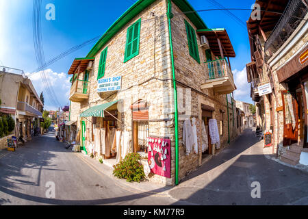 Lefkara, Chypre - 29 septembre 2017 : broderies traditionnelles et boutique de souvenirs. Banque D'Images