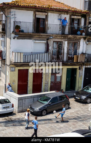 Porto Portugal,centre historique,quartier Ribeira,immeuble résidentiel,immeubles,appartements,appartements,balcon,adultes homme hommes,senior Banque D'Images