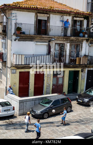 Porto Portugal,centre historique,quartier Ribeira,immeuble résidentiel,bâtiments,appartements,balcon,adultes homme hommes,seniors ol Banque D'Images