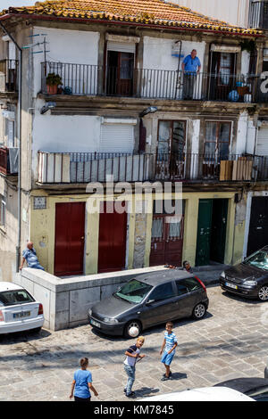 Porto Portugal,centre historique,quartier Ribeira,immeuble résidentiel,bâtiments,appartements,balcon,adultes homme hommes,seniors ol Banque D'Images