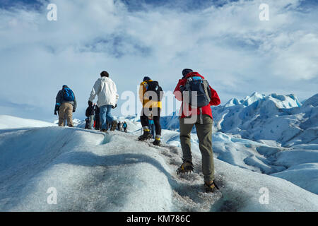 Randonneurs sur le glacier Perito Moreno, Parque Nacional Los Glaciares (zone du patrimoine mondial), Patagonie, Argentine, Amérique du Sud Banque D'Images