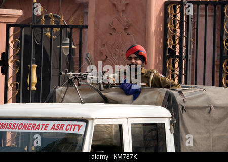 Punjab agent de police en patrouille avec fusil automatique haute puissance à Amritsar, Inde Banque D'Images