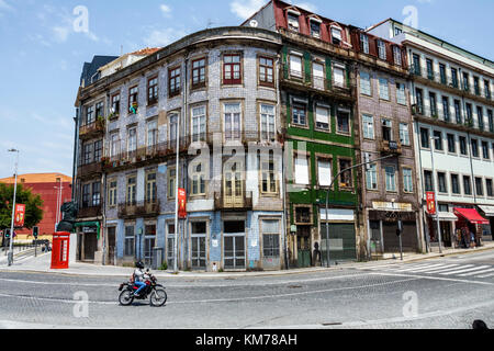 Porto Portugal,centre historique,Calcada de Vandoma,immeuble résidentiel,intersection,moto,virage,hispanique,immigrants, Banque D'Images