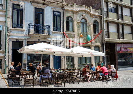 Porto Portugal, centre historique, Avenida Vimara Peres, café-terrasse, restaurant restaurants repas café cafés, parasols, table, en plein air, terrasse Banque D'Images