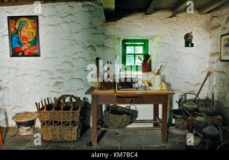 Ulster Folk and transport Museum, Cultra. Cottage intérieur circa 1859 situé à l'origine à côté de Lough Neagh, comté d'Antrim Banque D'Images