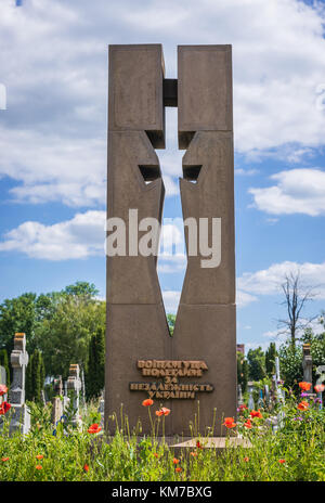 Monument aux victimes de la lutte pour l'indépendance de l'Ukraine sur le cimetière de Chortkiv ville dans Ternopil Oblast de l'Ukraine occidentale Banque D'Images