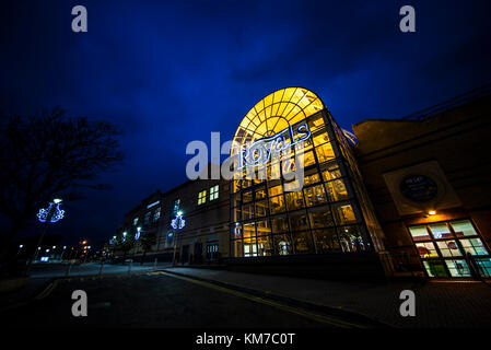 Le centre commercial Royals, Southend on Sea, Essex, la nuit avec des lumières de Noël Banque D'Images