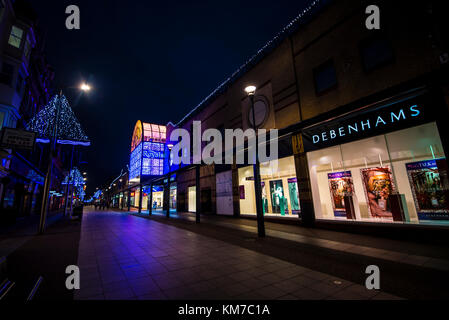 Le centre commercial Royals, Southend on Sea, Essex, la nuit avec des lumières de Noël Banque D'Images