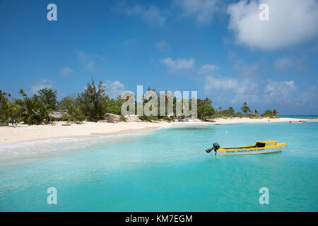 L'île de mystère, Vanuatu-December 2,2016 : Touristes, bateaux et d'un écrin de verdure sur la rive de l'océan Pacifique de l'île de mystère, Vanuatu Banque D'Images