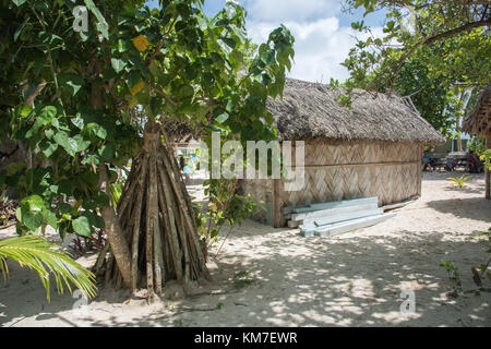 L'île de mystère, Vanuatu-December 2,2016 : palétuvier et toit de chaume hut dans le paysage de sable avec une végétation luxuriante sur l'île de mystère, Vanuatu Banque D'Images