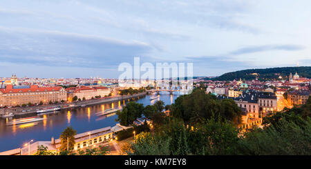 En Tchéquie, Prague, Moldau, Stadtansicht, Blick auf die Altstadt und die, Kleinseite Karlsbrücke, Brücken, Ausflugsboote, Schiffe ï»¿ Untitled, Panorama Banque D'Images