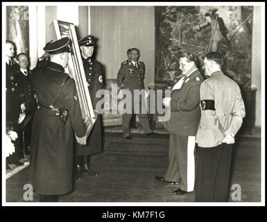 VINTAGE GOERING NAZI HITLER ANNIVERSAIRE Feldmaréchald allemand Hermann Goering a présenté avec une peinture nommée ''Le Falconer' sur son 45e anniversaire que lui a donné par Adolf Hitler Banque D'Images