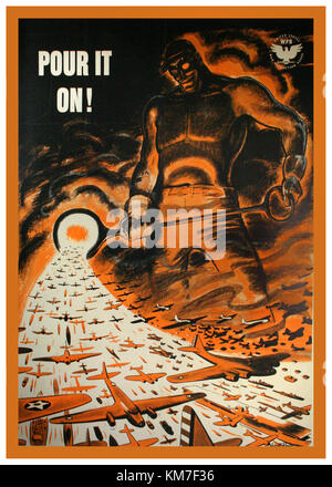 1940 WW2 American Vintage 'affiche de propagande POUR IT ON' ! 1942. WW2 Original Poster par Garrett : Cette image puissante publié par le USA War Production Board montre un travailleur de fonderie de transformer le métal en fusion dans la lutte contre des avions de guerre Banque D'Images