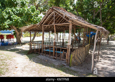 L'île de mystère, Vanuatu-December : 2,2016 au toit de l'abri et les personnes à explorer l'île de mystère inhabitées, Vanuatu Banque D'Images