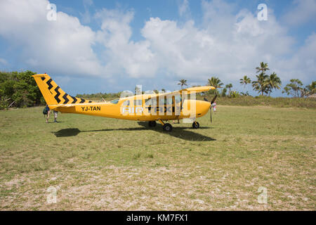 L'île de mystère, Vanuatu-December 2,2016 : Touristes, Fidji Avion Taxi et un paysage tropical sur l'île de mystère, Vanuatu Banque D'Images