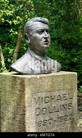 Statue de chef de guerre civile irlandaise Michael Collins dans l'Archevêque Ryan Park dans Merrion Square. La ville de Dublin, Irlande. Banque D'Images