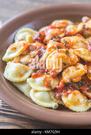 Partie de ravioli avec farce à base de viande avec sauce marinara Banque D'Images