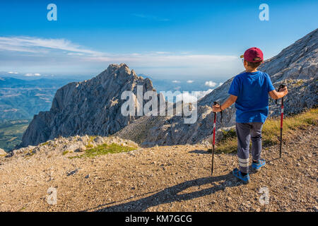 L'Italie, les Abruzzes, le Gran Sasso et Monti della Laga National Park, Randonneur en face de Corno Piccolo peak Banque D'Images