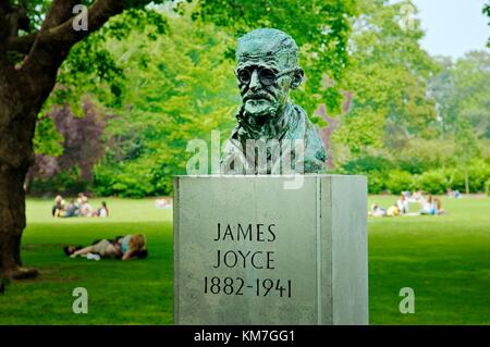 Dublin City. Statue de l’auteur irlandais figure romancier littéraire écrivain James Joyce in tenu Stephen’s Green Banque D'Images