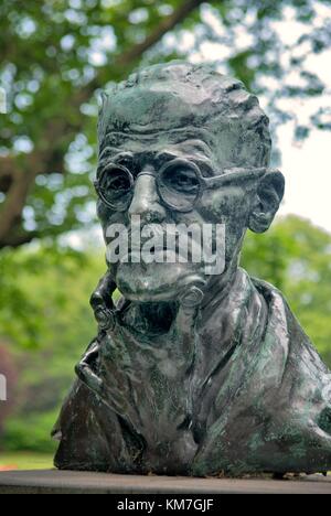 Dublin City. Statue de l’auteur irlandais figure romancier littéraire écrivain James Joyce in tenu Stephen’s Green Banque D'Images