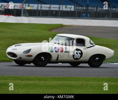 Chris Milner, Nigel Greensall, Jaguar E-Type, Jaguar Classic Challenge, Silverstone Classic, juillet 2017, Silverstone, 60 voitures, Chris McEvoy, contrôle du circuit Banque D'Images