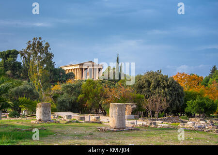 Le temple d'Héphaïstos dans l'ancien marché (agora) sous le rocher de l'Acropole, Athènes, Grèce. Banque D'Images