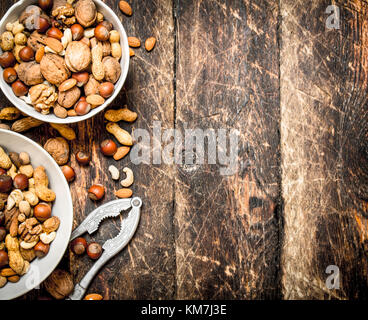 Les écrous avec Casse-noisette . Sur le fond en bois. Banque D'Images