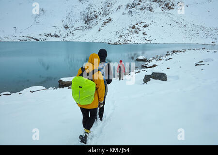 Les randonneurs dans la neige à Laguna de los tres, Parque Nacional Los Glaciares (zone du patrimoine mondial), Patagonie, Argentine, Amérique du Sud (M.) Banque D'Images