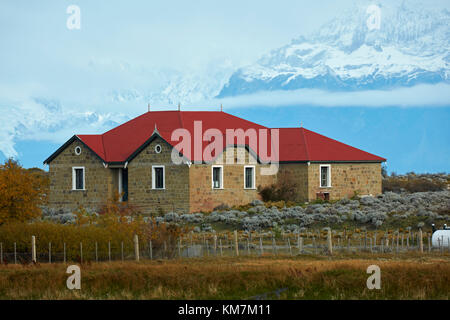 Gîte rural et la montagne près de El Chalten, Patagonie, Argentine, Amérique du Sud Banque D'Images
