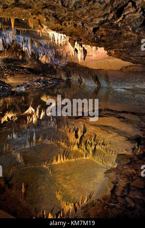 Les grottes de calcaire Marble Arch dans Cuilcagh Mountain Park, dans le comté de Co. Fermanagh, Irlande du Nord. Calcite stalactites miroir dans l'eau Banque D'Images