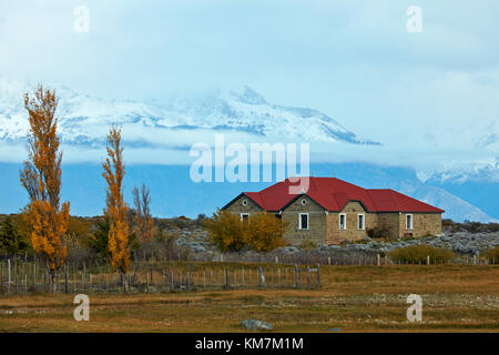Gîte rural et la montagne près de El Chalten, Patagonie, Argentine, Amérique du Sud Banque D'Images