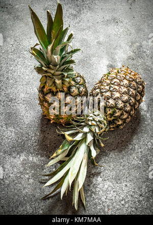 Ananas frais mûrs. sur le fond rustique. Banque D'Images