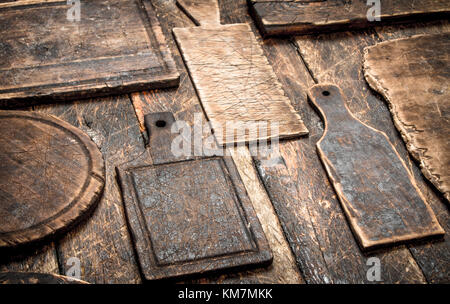 Servant de fond. différents à découper. ancien sur une table en bois. Banque D'Images